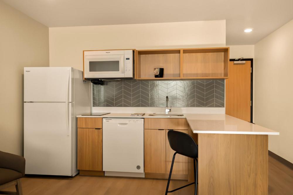 Deluxe Queen Room at LivAway Suites Missoula, photo 3