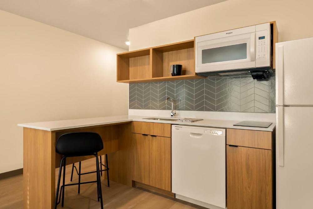 Deluxe Queen Room at LivAway Suites Missoula, photo 4