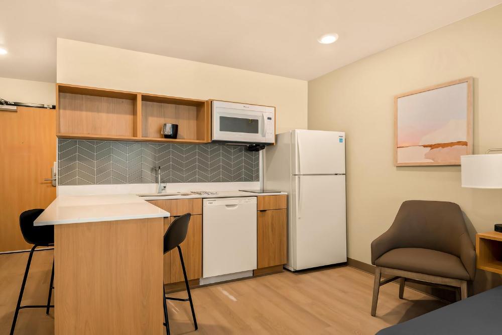 Deluxe Queen Room at LivAway Suites Missoula, photo 5